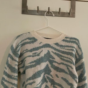 Stickad tröja från Shein, storlek S/36 - Stickad tröja från Shein, storlek S/36. Aldrig använd, jätte bra och skönt☺️ material👍🏼 