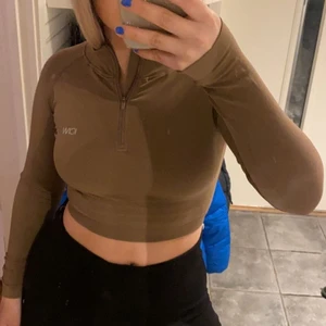 Brun ICanIWill tröja - Brun ICanIWill tröja i storleken Xs. Väldigt stretchigt material så den passar även en S (jag är S). Aldrig använd och köparen står för frakten💕