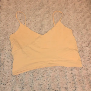 V-ringat linne - Ett aprikosfärgat linne men v-ringning. Säljer eftersom jag tyvärr inte använder längre.