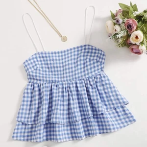 Söt topp - Super söt topp enbart använd en gång. Inte riktigt min stil annars väldigt fin!