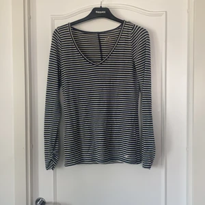 Randig tröja  - Randig tröja i marinblått och vitt