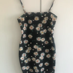 2 klänningar 1 kjol - Två jättefina sommarklänningar och en kjol i storlek M. Fraktas 50kr eller möts i Gävle 