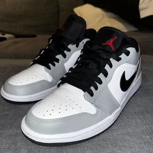 Jordan 1 low light smoke grey  - Nästan helt nya Jordan 1, använda nån enstaka gång. Köpta från stockX kvitto finns!