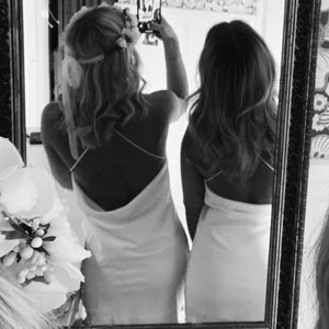 Satin klänning - Finaste satin klänningen. Passar en S och säljes för 100kr+frakt💗