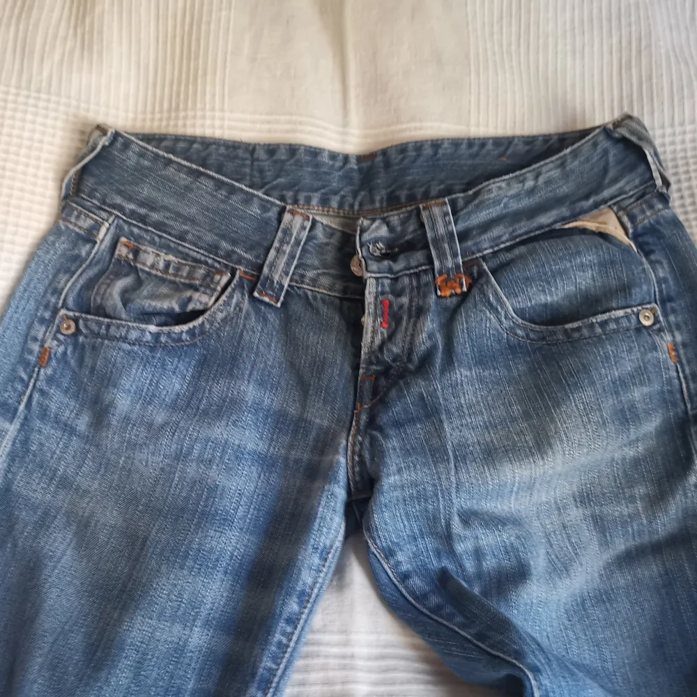 Snygga vida replay jeans som passar xs/någon som har storlek 34, De är uppsydda till längd 30 och är i bra skick vad jag kan se😌Om ni vill ha fler bilder eller info är det bara att skriva! . Jeans & Byxor.