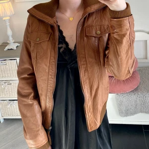 Jacka - Säljer en jacka som tyvärr är lite liten för mig. Passar bäst på liten S eller mindre. Köpare står för frakt💗