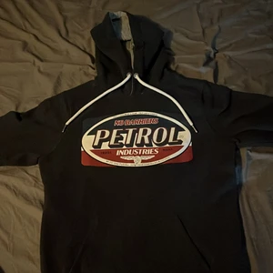 petrol industries hoodie - använd fåtal gånger så inget slitage på den, nypris. 415kr, storlek medium men ganska liten i storleken!
