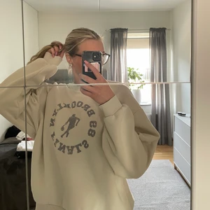 Sweatshirt  - Sweatshirt från Gina Tricot. Storlek XL för att jag ville att den skulle sitta lite lösare. Använd 1 gång. Nypris 249kr