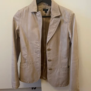 Skinn kavaj  - Säljer denna skinn kavaj i storlek 36, passar mig som är 34/36 i överdelar. Tecken på användning finns ( se bild två) men ingenting man lägger märke till💙 