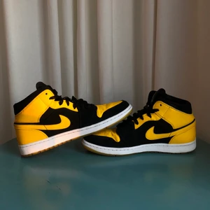 Jordan 1 Retro Mid New Love (2017) - Säljer dessa Nike Air Jordan 1 Retro Mid New Love (2017). Skorna är i fint begagnat skick, tecken på användning finns. En defekt på vänster sko, se bild nummer 3.