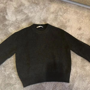 Stickad zara tröja  - Säljer min gråa stickade tröja från zara då jag inte längre anvönder den