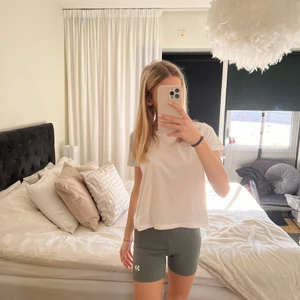 Tränings shorts - Tränings shorts från Lager157. I storlek S Knappt använda.  Nypris: 100kr Mitt pris: 30kr   Vid snabb affär kan priset sänkas. Möts upp i Tyresö eller skickar.