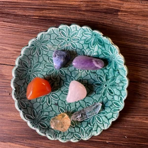 Kristall  - Kristall kit med 6 olika stenar  för 150kr då får du en box till med vad lappar om alla stenar det är ett start kit och man får med en fin påse till så man kan ha stenarna i väskan stenarna är  ROSENKVARTS , AMETIST, BERGKRISTALL , CITRIN, KARNEOL, SODALT Frakt kostar 15kr