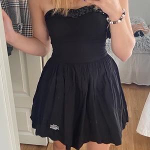 Svart bandlös klänning - Svart bandlös klänning från Superdry. Säljer den då den inte kommit till användning. Stl XS men passar mig som har S. Priset inkluderar inte frakt. Nypris ca 800 kr. 💕