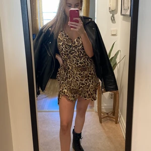 Leopard klänning - Provad. Leopard klänning i xs från missguided. Säljs för att jag inte trivs i den. Den är ganska liten i midjan men större i bysten. 