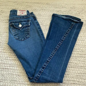 True religion Jeans - Säljer dessa sjuuukt snygga lågmidjade true religion jeansen i modellen Joey (bootcut). Köptes här på plick men var tyvärr för små för mig. Det är bara att skriva för fler bilder eller frågor!💕 