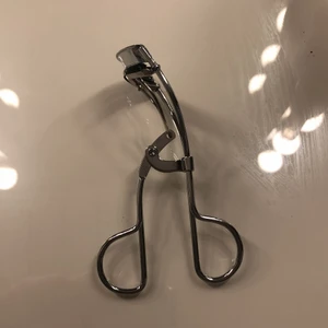 Xlash  - Säljer min xlash ögonfransböjare, aldrig använd