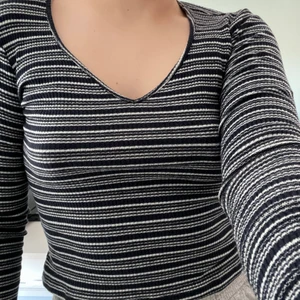 Tröja zara - Jättefin blå och vit topp från Zara som är i väldigt fint skick💕Säljer då den inte kommer till användning, köparen står för frakt❣️❣️