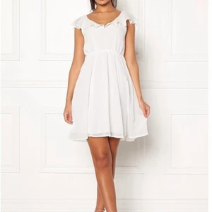 Klänning - Beställde hem två klänningar från bubbleroom men tyckte inte att någon av de passade bra på mig. Klänningarna är endast provade och lappen sitter kvar. Finns i storlekarna 38 och 40. Superfin klänning annars!😍 Pris kan diskuteras.