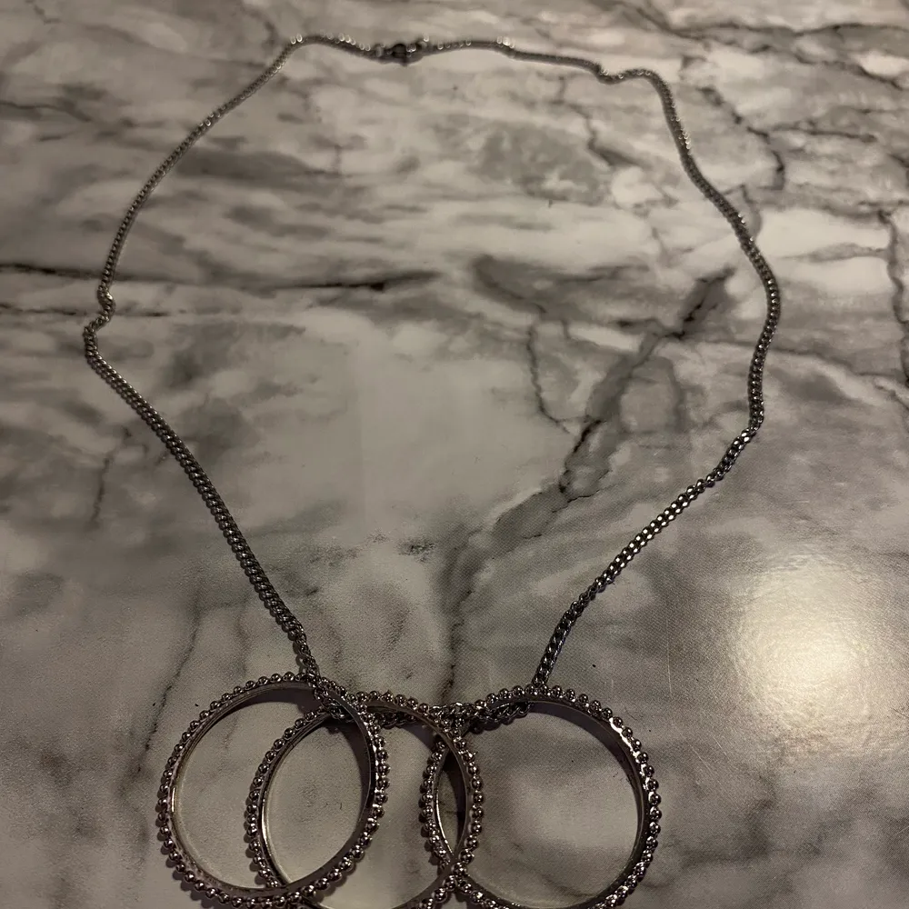 Ett unikt halsband som är gjord själv i silver. Accessoarer.