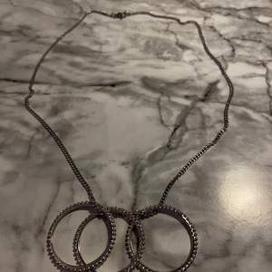 Ett unikt halsband som är gjord själv i silver