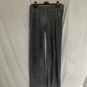 juicy couture  - mjukisar från juicy! i fint skick - förutom att ena hålet där snöret går igenom (bild 2) är lite sprucket, metallen har lixom lossat från tyget. inget som syns men bra att vara medveten om innan man köpet. de är även insydda för att sitta snyggare! jag är 173 cm och de går över fötterna på mig