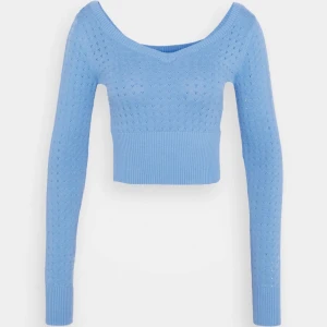 40 - Stickad tröja blå, tröjan är liten i storleken. Passar som storlek 38❤️