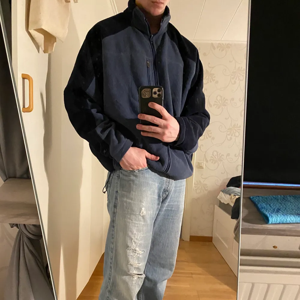 Vintage Fleece Zipper.                                                                     No size tag                                                                                Fits like XL                                                                               Skick 10/10                                                                       Modellen är 185cm lång. Mer finns på sidan, skriv vid ytterligare frågor eller funderingar♻️🔌 Priser går alltid att diskuteras!. Tröjor & Koftor.