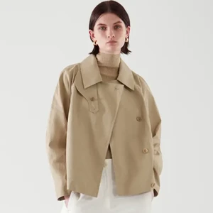 vår jacka💜 - så fin vår jacka från COS! Helt ny, använd Max 3 gånger!!!💕 storlek 38 men passar mig som är en xs/34💕💕 köpt för 900kr