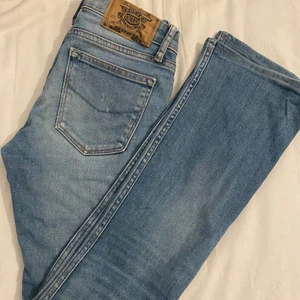 Crocker lågmidjade bootcut jeans - Jätte fina lågmidjade bootcut som formar kroppen så fint från crocker,  de säljs tyvärr ej längre. Använda en del men dem är i bra skick ända defekten är lappen bak som spruckit (se bild nr 3). Jag är 160 o dem går ner precis till hälen. Storlek är w:24 L: 31 jag skulle säga att storleken är XXS/XS/liten S Köparen står för frakt 💓  (kan tyvärr inte skicka hur dem sitter på då jag inte får på mig dom) 