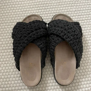 Inuikii tofflor  - Säljer mina Inukii p.g.a. fel storlek. Svarta i storlek 38.  Använda ett fåtal gånger