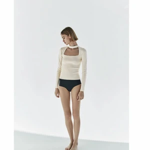 Populär Zara topp - Säljer denna toppen som är slutsåld i M på hemsidan. Knappt använd och passar perfekt för mig som brukar ha S toppar. 