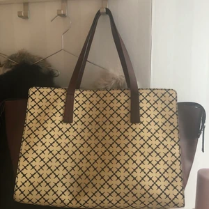 By Marlene Birger väska  - Jättefin väska från bymarlenebirger. Använd ett fåtal gånger så som ny. Nypris 3000kr. 66kr spårbar frakt tillkommer. Skickar gärna fler bilder vid intresse🌸