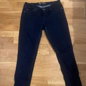 Jättefina Levis jeans bra skick funkar båda till kille elr tjej❤️