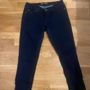 Levis jeans  - Jättefina Levis jeans bra skick funkar båda till kille elr tjej❤️