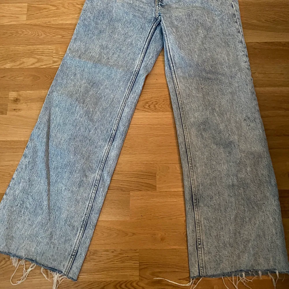 Jeans från Monki, storlek 24. Använd ett fåtal gånger, är i bra skick 👍🏼. Jeans & Byxor.