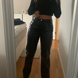 Lack byxor  - Säljer dessa fina lack byxor. De har aldrig kommit till användning så helt oanvända. Säljer pågrund av att de inte är riktigt min stil. De är lite baggy/oversized så de sitter inte super tajt.