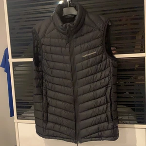 Peak Performance väst i storlek L  - Cond 9.5/10 använd sparsamt utan hål/rivmärken 