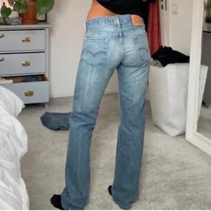 Skitnajs Levis jeans som jag inte använder längre💘 Använda men fortfarande bra skick (dock har mestadels av levis lappen där bak trillat bort). Skriv för fler bilder/frågor. Passar 36-38 och runt 170cm. Många intresserade atm, buda!!