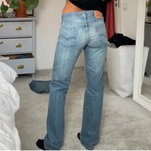 Levis Jeans - Skitnajs Levis jeans som jag inte använder längre💘 Använda men fortfarande bra skick (dock har mestadels av levis lappen där bak trillat bort). Skriv för fler bilder/frågor. Passar 36-38 och runt 170cm. Många intresserade atm, buda!!