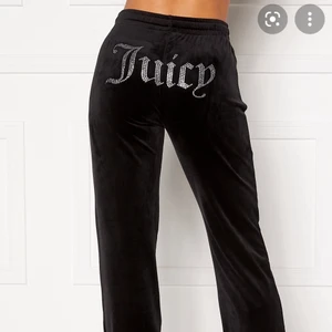 Juicy couture  - Säljer mina skönaste byxor som är från märket juicy couture! ❣️ Strl S men passar mig som vanligtvis har XS! Alla stenar kvar och är i nyskick därav får ni lägga ett seriöst bud! Hör av dig om du har frågor ❣️ Frakt 45kr, om du vill att jag skickar spårbart så 66kr ✨ (tar ej emot oseriösa köpare & oseriösa bud) 