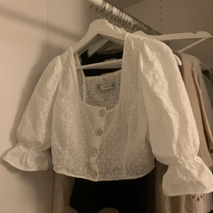 Zara topp - Säljer nu denna supersöta sommartoppen från Zara! Köptes i London förra våren och har endast använt den 1 gång.💗