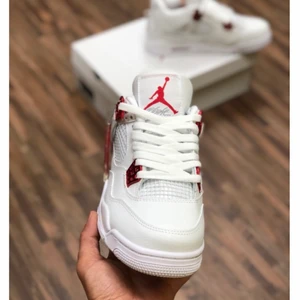 Jordan 4 metallic red  - En riktigt bra AA- kopia som finns i alla storlekar mellan 36-46. Bilder på skorna samt när de fraktas kommer att skickas vid köp och pris kan diskuteras!
