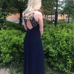 Balklänning - Jag säljer nu min balklänning jag hade i slutet utav 9:an och hade tänkt ha inför studenten men det kommer tyvärr ej bli av. Klänningen är använd endast 1 gång och är i storlek 32 och funkar perfekt på mig som är en S. Klänningen är perfekt längd för dig som är ungefär 168cm lång. Det är en slits på klänningen vid vänster ben (vilket ej syns på bilderna). Jag kan skicka fler bilder om det skulle vara av intresse. ❤️