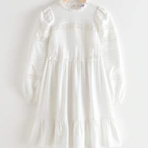 Jättefin vit klänning från & Other stories. Helt slutsåld storlek 38 