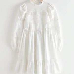 Studentklänning från & Other Stories - Jättefin vit klänning från & Other stories. Helt slutsåld storlek 38 