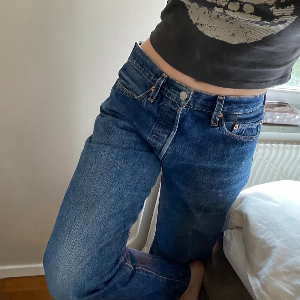 Säljer dessa jeans inköpta från humana i September 2021. Modellen var inte min grej.  Alltid spårbar frakt, du står för fraktkostnaden. 💗 W32 L34 Innerbenslängd: 77 Midjemått: 85 cm. Jag är 170 cm . Jeans & Byxor.