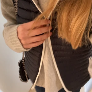 Colmar väst - Skit cool väst från colmar i topp skick. Köptes för 1200kr😍 Perfekt inför våren