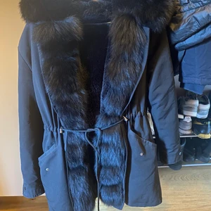 Fatima parka vinter/vårjacka storlek M - En jättefin pälsjacka som passar bra till både vinter och vår. Använd 1 vinter.