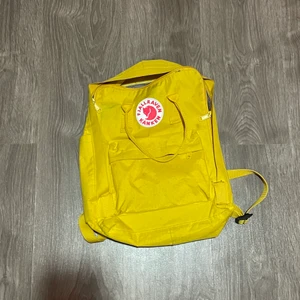 gul ryggsäck  - jag tror inte att denhär är äkta eftersom den va köpt på en marknad utomlands men vem vet, den är ganska så sliten och har några fläckar som inte går ut men annars så funkar den som den ska